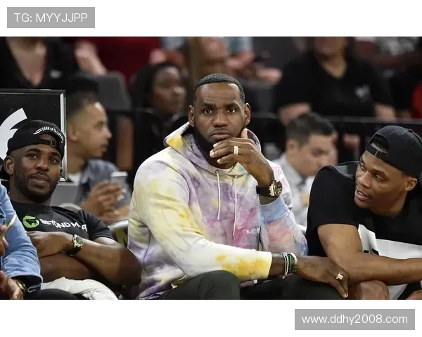 威少现身观战与湖人助教布鲁克斯亲切互动 引发球迷热议 威少现身观战与湖人助教布鲁克斯亲切互动 引发球迷热议